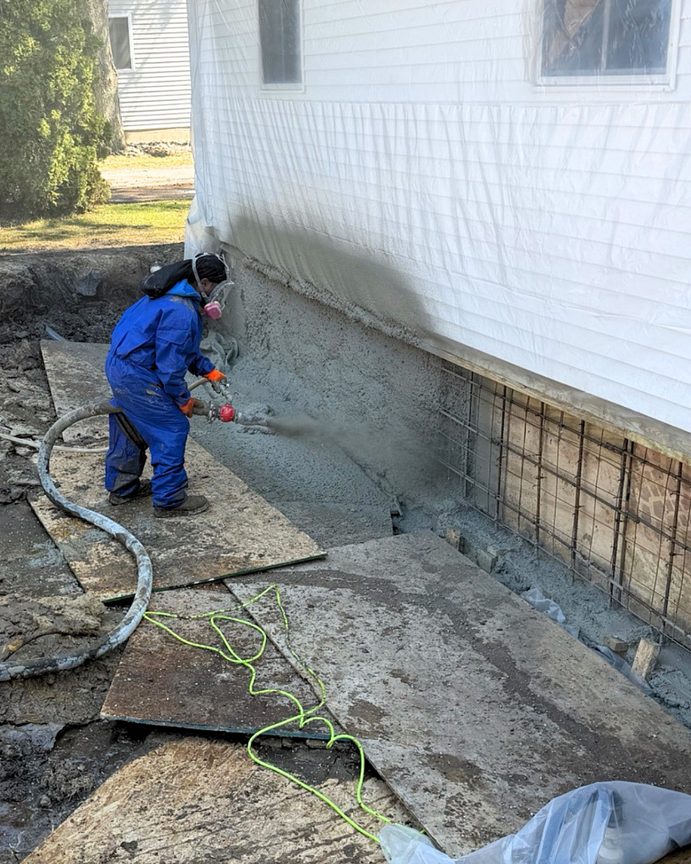 ayers-foreman-applying-shotcrete-service-page-image