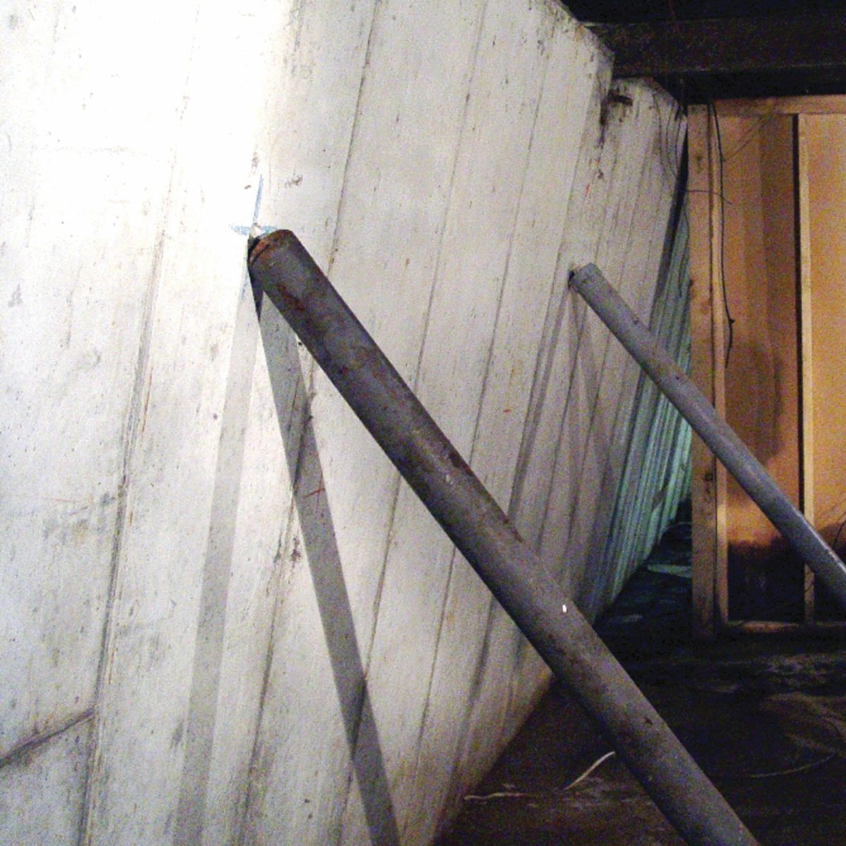 Geo Lock Slanted Wall_Before